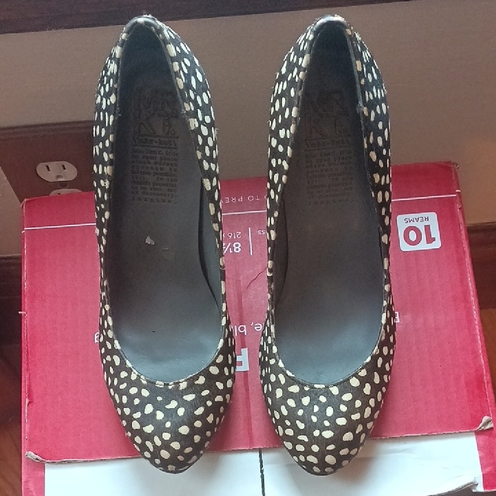 Stylish Black and Gold Women's Shoes